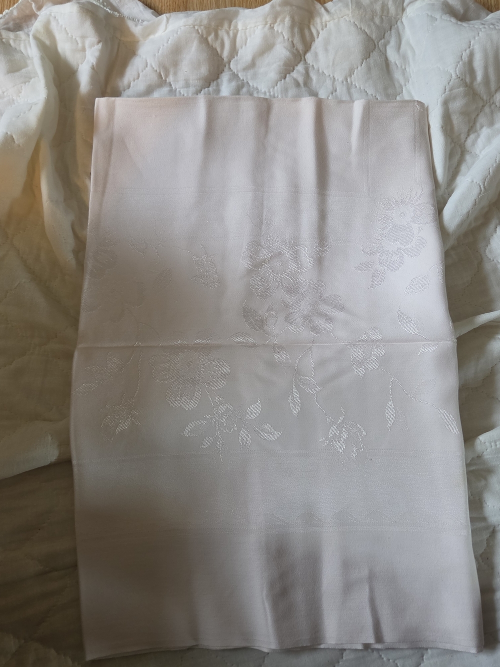 Elegant Floral Jacquard Tablecloth Runner in Light Pink